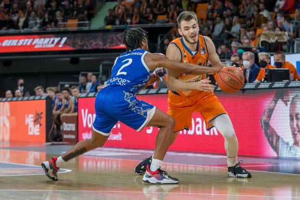 在禁区内的 在禁区内的